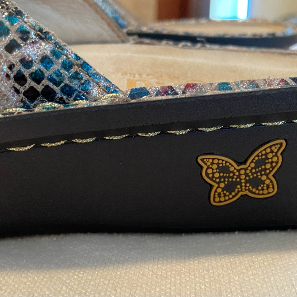 Algeria by PG Lite. 
Slip on sandals.
Size US 9/UK 40 - Picture 2 of 5